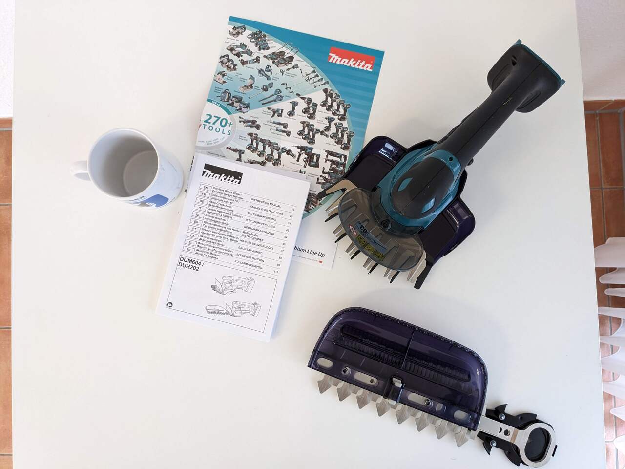 Bildergalerie: Makita DUM604ZX Makita DUM604ZX: Die Makita DUM604ZX wird zusammen mit Grasscherblatt und Strauchscherblatt geliefert